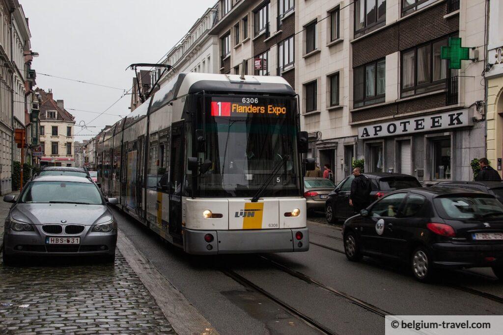 How to get to Media Markt in Oostende by Light Rail, Bus or Train?